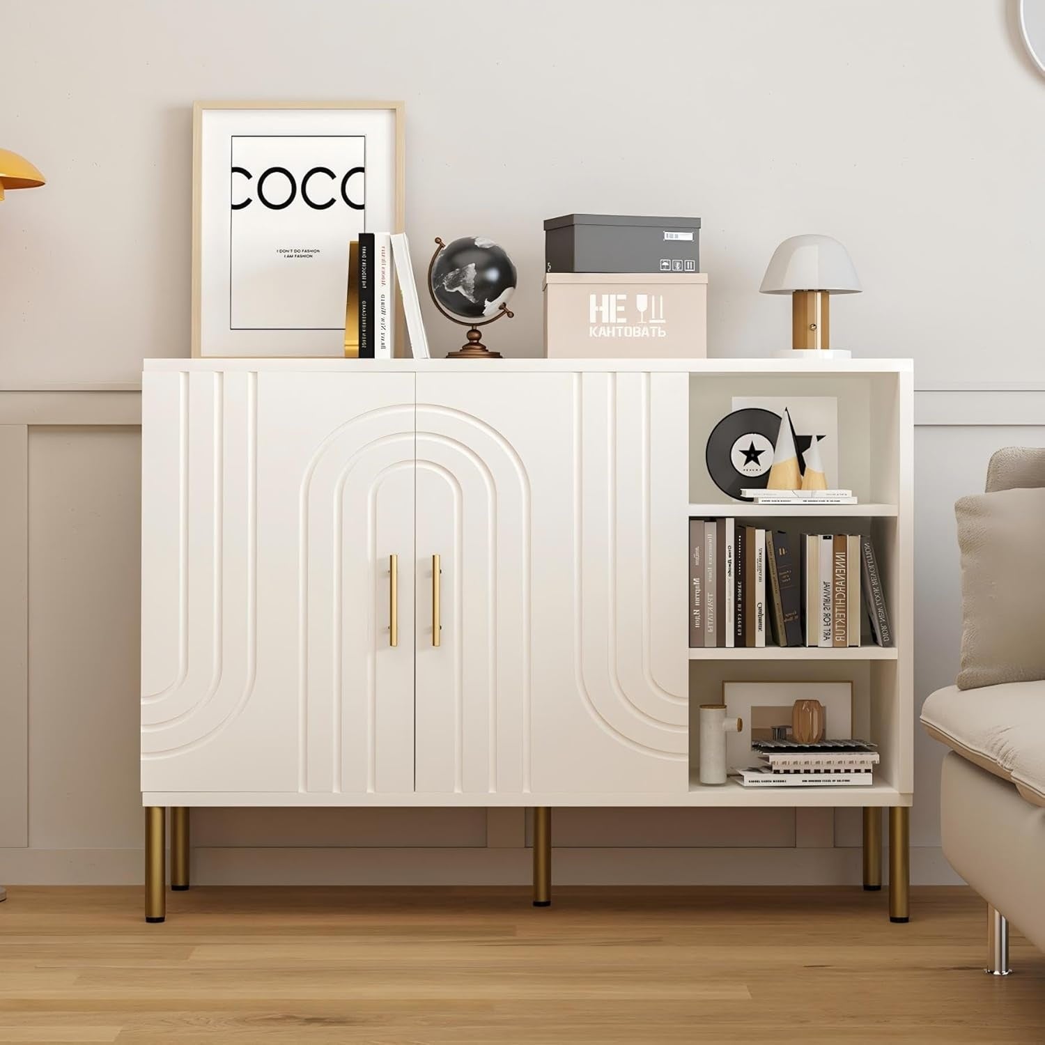 Meuble buffet creme avec facade incurvee, 2 portes et 3 tablettes ouvertes, rangement polyvalent pour salon cuisine ou couloir